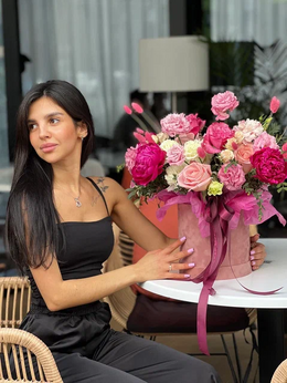 Бокс с пионами размер М - купить цветы и аксессуары в интернет-магазине Дом цветов