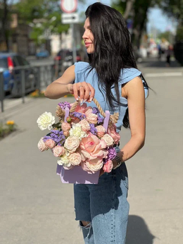 Ящик с кустовыми розами размер S - купить цветы и аксессуары в интернет-магазине Дом цветов