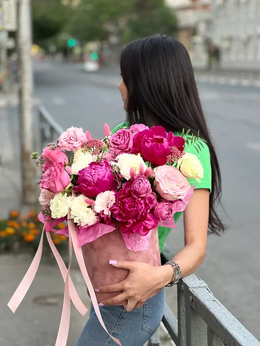 Бокс с пионами - купить цветы и аксессуары в интернет-магазине Дом цветов