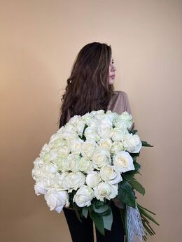 Букет из белой розы (Россия) - 51 роза - купить цветы и аксессуары в интернет-магазине Дом цветов