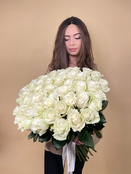 белых Mondial - 51 роза - купить цветы и аксессуары в интернет-магазине Дом цветов